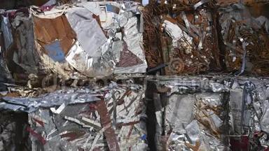 压力金属管道用于回收利用，分类垃圾被挤压，站在托盘上，在工厂的街道上。