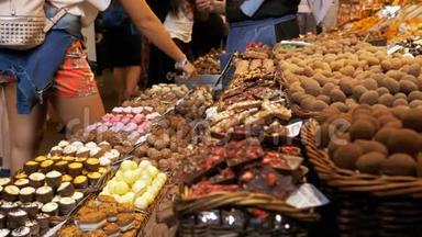 各种巧克力<strong>糖果糖果糖果糖果糖果</strong>在拉博奎利亚市场展示。 西班牙巴塞罗那。