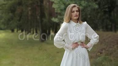 穿着白色裙子的漂亮女孩在绿林附近的镜头前摆姿势