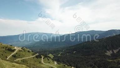 法国阿里盖山上比利牛斯公路的鸟瞰图