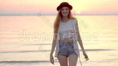 戴着<strong>帽子</strong>的漂亮金发女人在海上享受<strong>夏日</strong>假期，金色的夕阳