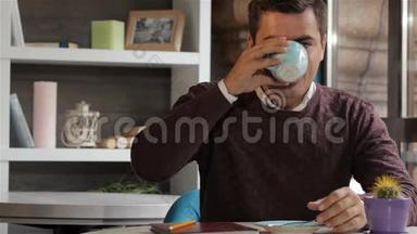 男人用手指触摸杯子，用咖啡