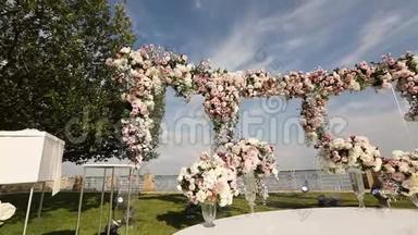 <strong>结婚典礼</strong>。 婚礼的地点装饰着许多鲜花，婚礼抚养费的地点
