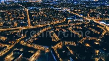 里加市的夜间高空<strong>坠落</strong>，城镇的<strong>时</strong>间推移，公寓大楼，慢速飞行，生活房屋，房地产，拉脱维亚