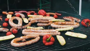 不同的香肠用蔬菜烤在大烤架上。 美食节