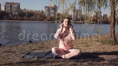 在<strong>公园</strong>里做瑜伽的女孩在<strong>河边</strong>