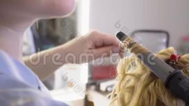 一个发型师给一个女人做一个发型，让她卷发特写。