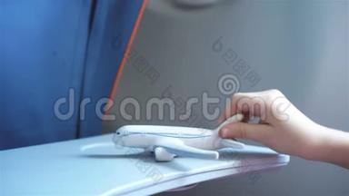 特写手举着飞机模型玩具背景窗在飞机内部