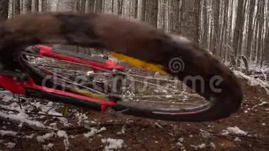 关上自行车的轮子. 冬天木头里的自行车躺在一边。 自行车轮在<strong>地球</strong>上<strong>转动</strong>..