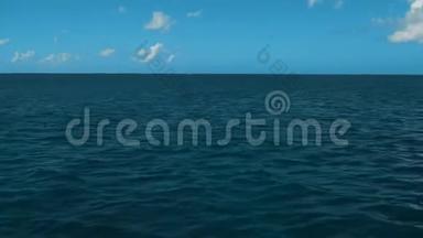 从一艘带着蓝色海洋水、地平线、蓝天和云彩的船上醒来。