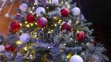 <strong>圣诞树</strong>上有装饰品，<strong>圣诞树</strong>上挂着红苹果，<strong>圣诞树</strong>上有许多装饰品