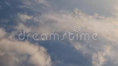 蓝天上出现白色积云和雀斑云的<strong>延时视频</strong>，4K