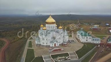 俄罗斯村庄教堂的鸟瞰图。 剪辑。 空中射击，在一个圆顶教堂背景村附近飞行