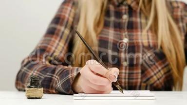 女坐书法锻炼书写艺术.