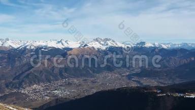 在一个晴朗而蔚蓝的日子里，从空中俯瞰奥罗比阿尔卑斯山。 山上新雪.. 法诺山全景
