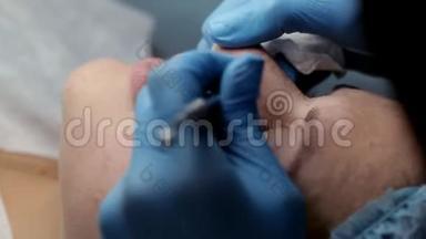 美容师在进行机械面部清洁时，对鼻部进行清洁