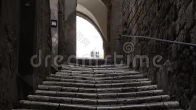 带楼梯的意大利小镇空老街景