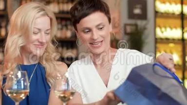 带着购物袋的女人在酒吧或餐馆