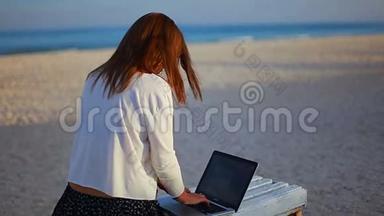在海边度假的时候，一位年轻女士和一位文本编辑一起工作