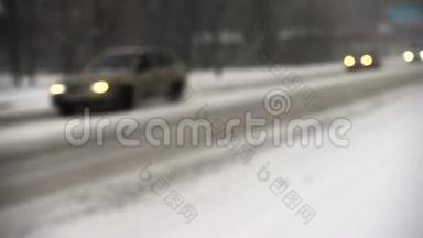 冬天白雪皑皑的街道上灯火通明的汽车