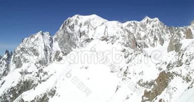 白朗山雪景在阳光明媚的日子里建立了。 登山雪活动.. 高山冬季运动