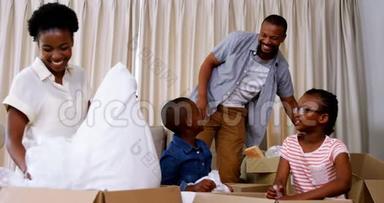 家长和孩子在客厅打开纸板箱