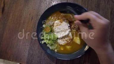 吃亚洲面条汤。 顶部视图
