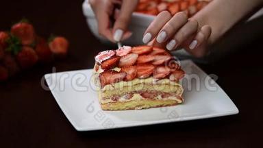 草莓提拉米苏甜点。 把草莓提拉米苏放在白色盘子里