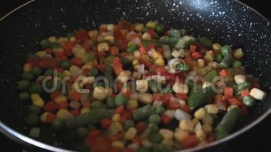 翻炒冷冻蔬菜.. 用锅铲炒蔬菜. 把蔬菜拌在锅上. 健康烹饪
