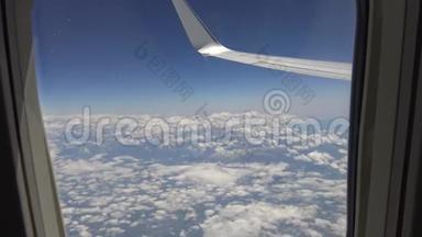 4K视图通过飞机窗口，飞机机翼上方的云，Hd超