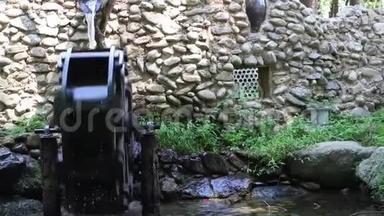 水磨，用水轮提水灌溉..
