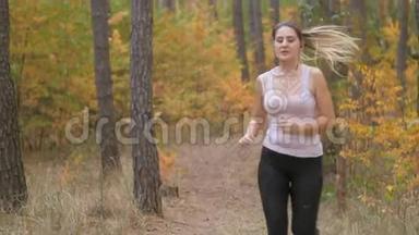 4k片年轻女子在森林里慢跑时休息片刻