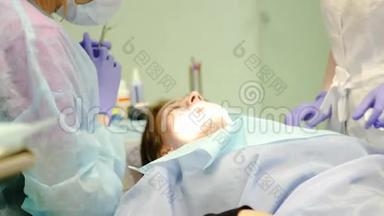 女病人躺在接待处的专用椅子上，<strong>口腔</strong>科，医生检查牙齿。 4k. 3840x2160