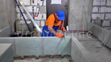 在公寓里修理，一名建筑工人锯石膏<strong>板块</strong>