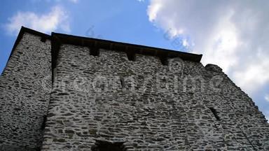岩石堡垒，和多云的天空以上，Vrsac城堡，中世纪堡垒在塞尔维亚，2017<strong>年</strong>5月20日。