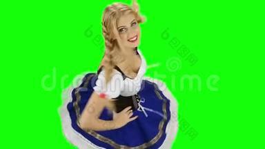 穿着巴伐利亚服装的女孩<strong>跳舞</strong>欢笑。 慢动作。 绿色屏幕