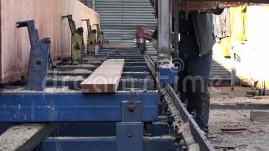 专门从事切割大型原木的机器和搬运切割的钢轨上的木板推动机构的工作