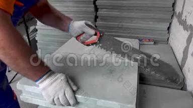 在公寓里修理，一名建筑工人锯石膏板块