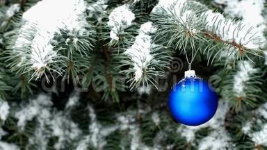 雪天户外蓝色云杉枝上挂着蓝色圣诞球