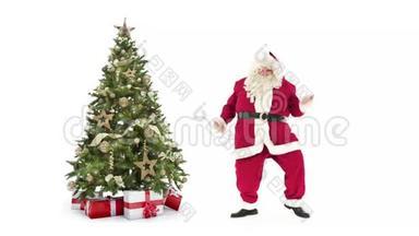 灯光装饰圣诞树礼品盒和圣诞老人快乐的舞蹈白色背景与文字空间放置