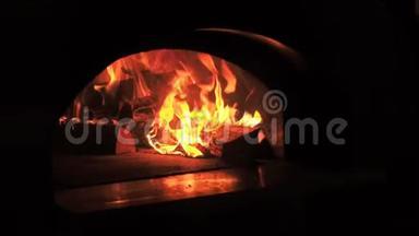 美丽的火关闭慢动作。 壁炉燃柴的视频剪辑。 柴火烧在柴火里