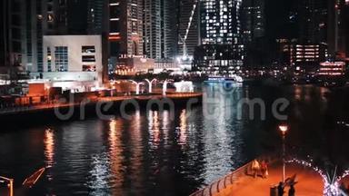 迪拜码头船只上的夜景。