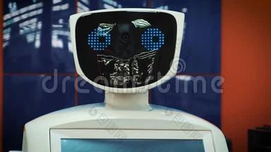 现代机器人技术。 机器人看着镜头对准人.. 机器人显示情绪。 安卓系统