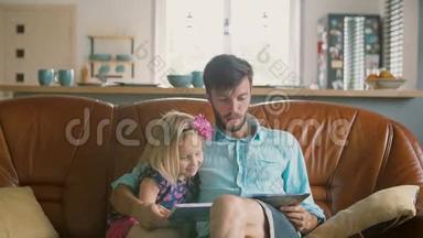 一位年轻的父亲和他快乐的金发小女儿正在餐厅的皮革沙发上读一个<strong>故事</strong>。 <strong>慢</strong>动作