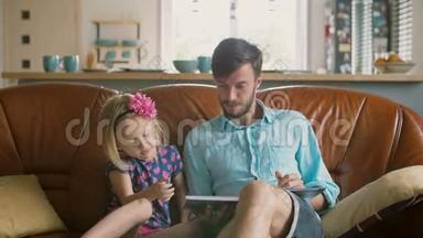 金发小女孩正在选择一个故事，她慈爱的父亲将在沙发上阅读。 慢动作