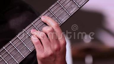 一个人在弹吉他。 关于音乐主题的录像。 左手的特写，把和弦放在微动板上。