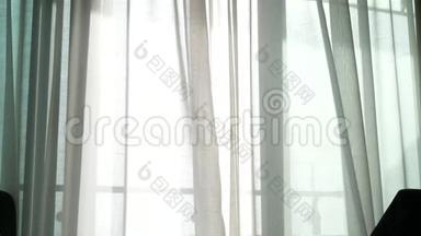 窗上一层透明的帘子，被风轻轻地移动着.. 阳光。 4k