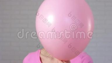 幸福的<strong>乳腺</strong>癌幸存者女人从粉红色的气球里出来，微笑着看着镜头-<strong>乳腺</strong>癌