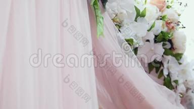 华丽的婚礼拱门，鲜花盛开。 婚礼装饰