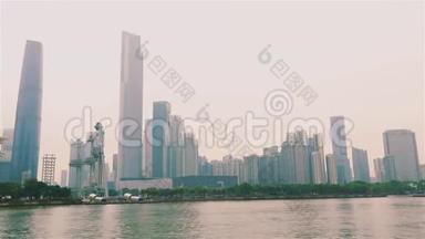 珠江附近的摩天大楼。 观广州隔江珠江.. 广州商业区